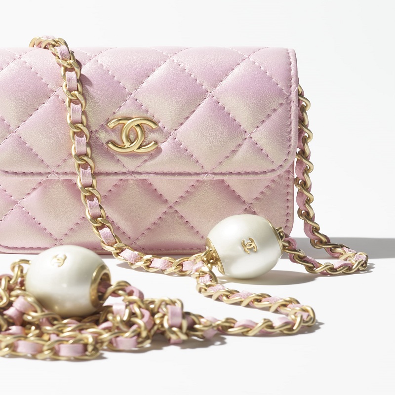 What are the classic styles of chanel clutches?